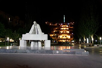 Staty över Aleksandr Tamanjan vid Kaskaden