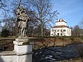 Říčka Bystřice, socha sv. Jana Nepomuckého a letohrádek v zámeckém parku