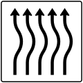 Zeichen 513–24 Verschwenkungs­tafel, kurze Verschwenkung – ohne Gegenverkehr – fünfstreifig nach rechts