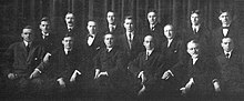 Phi Mu Alpha Sinfonia-ning 1908 yilgi Zeta bo'limining surati, shu jumladan nemis professori va pianinochisi Hermann Almstedt.