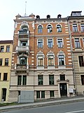 Apartment building in closed development, with side wing in the courtyard