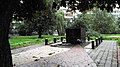 Gedenkstätte für 1943 erschos­sene Insassen des KZ Syrez mit einem Stahlhelm, einer Of­fiziers-Schirmmütze und einem Fuß­ball in Anspie­lung auf das Todesspiel vom 9. August 1942 vor dem Wohn­block Schtschussewa-Straße 8a