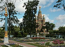 Statue mit dem Mädchen mit Papagei vor der Peter-und-Paul-Kathedrale in Peterhof