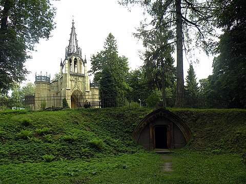 Shuvalovo Iglesia de Pedro y Pablo y la cripta.jpg