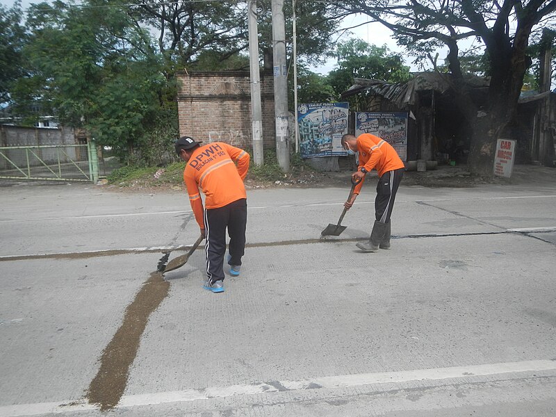 File:0048Hot-mix asphalt concrete manual pouring-paving 13.jpg