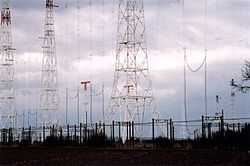 Former Radio France Internationale (RFI) Issoudun Relay station feeders and curtain arrays 02issoudun feeders+rideaux.JPG