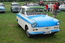 Trabant P 50 Sonderausführung mit gerader Zierleiste (1961-1962) und Sonnenblende als zeitgenössisches Zubehör. Faltdach nicht original.