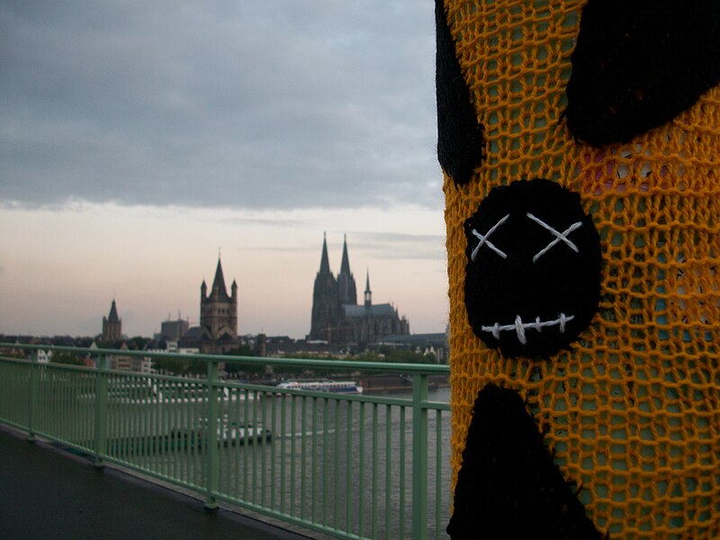 File:11.06.11 Germany-Köln by Strick, Michael Knittermeier & Strickmaus (Fluffy on tour).jpg