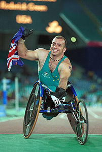 141 100 - Courses en fauteuil roulant d'athlétisme Paul Nunnari drapeau australien - 3b - 2000 Sydney race photo.jpg