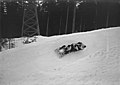 L'équipe suisse sur la piste olympique de bobsleigh des Pélerins avec en arrière-plan l'un des pylônes du téléférique lors des Jeux olympiques d'hiver de 1924.