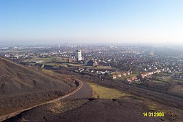 Gezicht op Loos-en-Gohelle vanaf een van de steenbergen