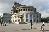 Площадь Свободы и театр оперы и балета