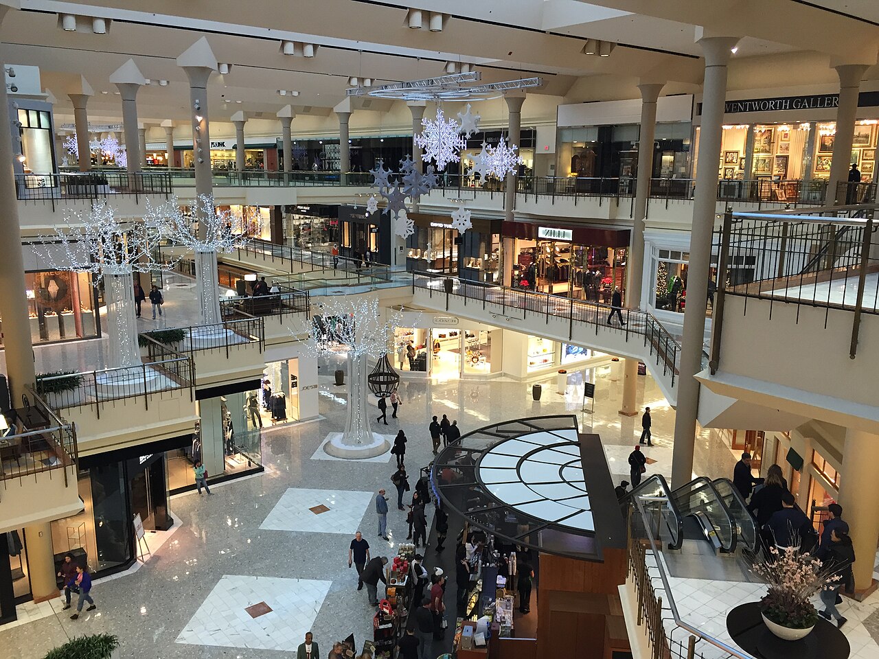 File:2016-01-03 16 32 31 Interior of the Tysons Galleria in Tysons Corner,  Fairfax County, Virginia.jpg - Wikimedia Commons