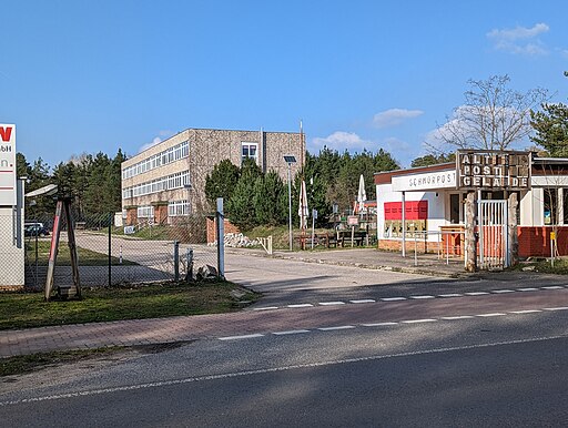 20230409 xl 150053231-Strausberg, Garzauer Straße 19, 20, Altlandsberger Chaussee, ehemalige Bunkeranlage des Fernmeldewesens der Deutschen Post und Führungsbunker des Ministeriums für Post- und Fernmeldewesen der DDR