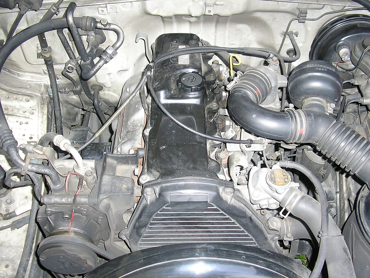 File:Toyota 2D engine.jpg - Wikimedia Commons