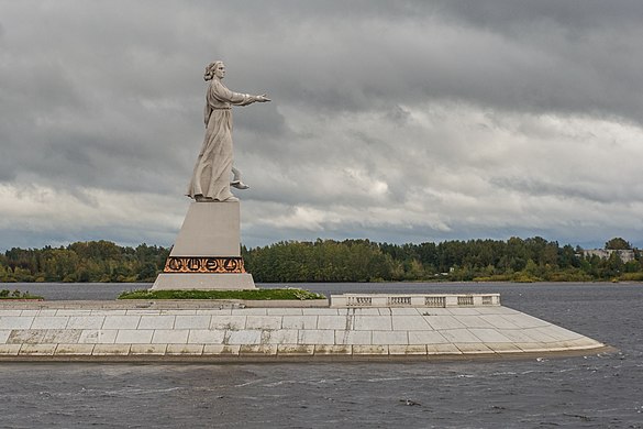 Мать 76. Монумент Волга-мать в Рыбинске. Монумент Волга Рыбинск. Рыбинск статуя мать-Волга. Памятник реке Волге в Рыбинске.