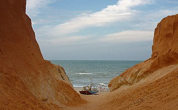 De röda sandstensklipporna är kännetecknande för Canoa Quebrada.