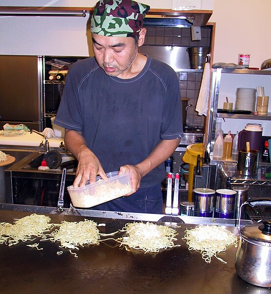 File:A man prepares okonomiyaki in Hiroshima 2004-08-05.jpg