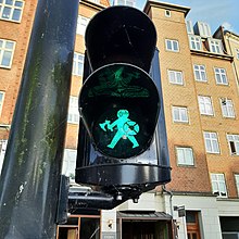 Eine Wikingerfigur in einer Fußgängerampel in Aarhus im Sommer 2022.