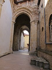 Bras sud du grand transept, vestiges de la nef et des collatéraux.