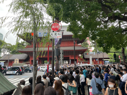 増上寺からの出棺を待つ人々（2022年7月12日）