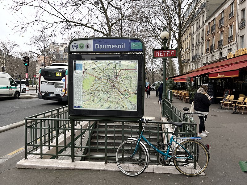 File:Accès Station Métro Daumesnil Place Félix Éboué - Paris XII (FR75) - 2022-01-13 - 8.jpg