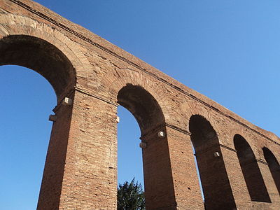 Detalhe do revestimento de tijolos do arco em concreto romano.