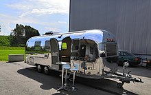 Мобильный зал ожидания Airstream Mieten Vermietung Hochglanz Stehtisch 07.jpg 