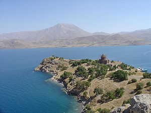 Den sydöstra spetsen av Akdamar Island med "Church of the Holy Cross".  I bakgrunden berget Çadır