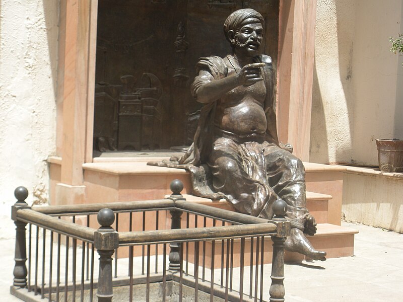 File:Akha Bhagat statue in Akha Bhagat Chowk, Ahmedabad.jpg