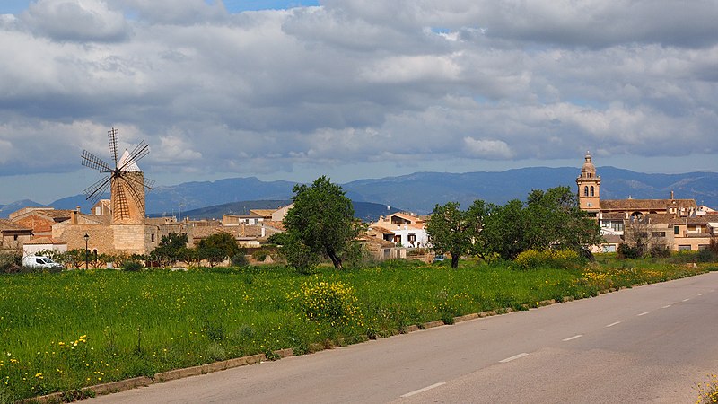 File:Algaida, en Baleares (España).jpg