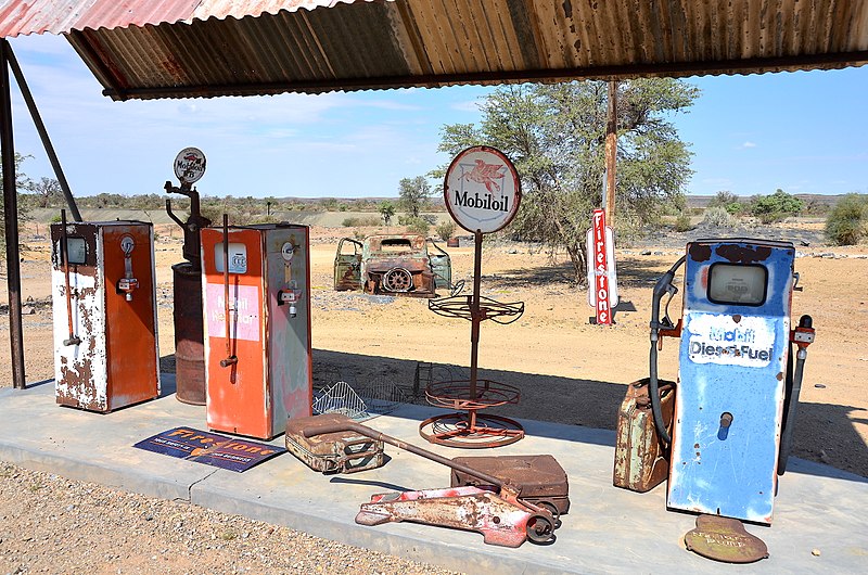 File:Alte Tankstelle Simplon, Namibia (2017).jpg