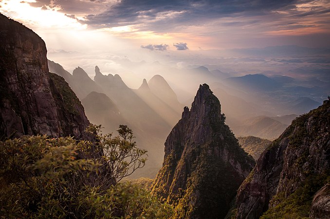 图为位于巴西里约热内卢州奥尔冈斯山脉国家公园的岩石阵，从背景中可以见到神手指岩石。