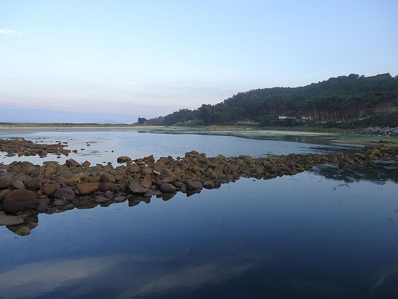 File:Anochecer en el "Lago dos Nenos".jpg