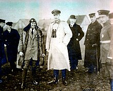 Großherzog Friedrich Franz IV. verleiht Fokker auf dem Flugplatz in Görries das Mecklenburgische Verdienstkreuz (1916)