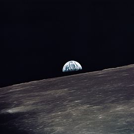 Cảnh từ tàu Apollo 10 khi Trái Đất mọc lên