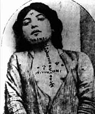 Mulher armênia, durante o genocídio de sua etnia, exposta para venda como escrava [51] (ver: Escravidão branca).