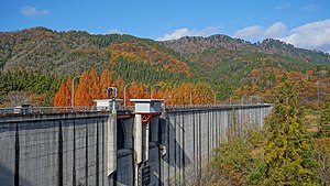 旭川治水ダム（左岸側より）。放流用ゲートがこちらに偏っていることが分かる。