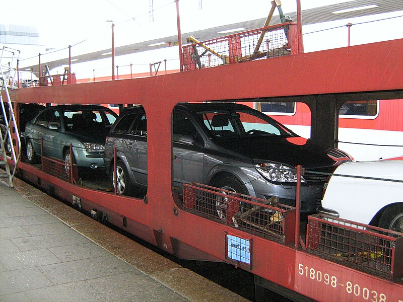 File:Autotrain on the Altona Bahnhof 02.JPG