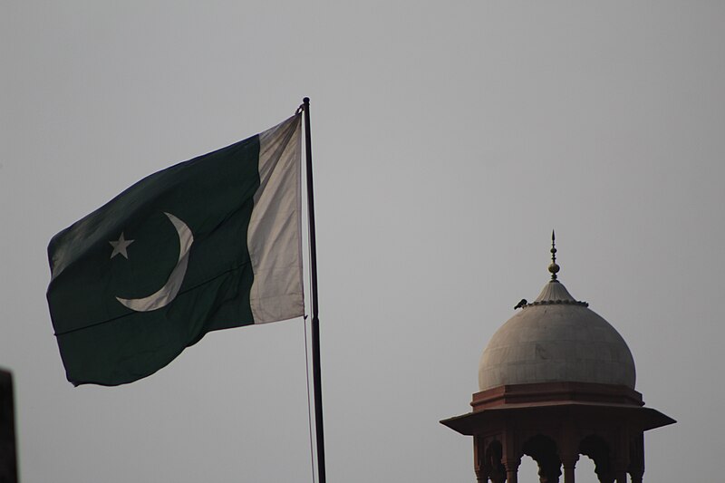 File:Badshahi Mosque with the flag.jpg