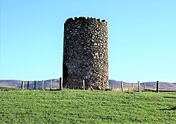 Ballantrae's Vaulted Tower Windmill, Mill Hill, South Ayrshire - uçurumdan yukarı görünüm.jpg