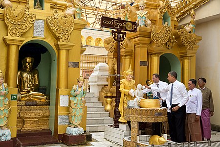 ไฟล์:Barack_Obama_pours_water_over_Friday_Buddha.jpg