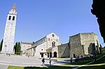 Église romane en pierre.