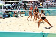 Deutsch: Beachvolleyball bei den Olympischen Jugendspielen 2018; Tag 9, 15. Oktober 2018; Mädchen, Viertelfinale: USA-Spanien 2–1 (21–19/17–21/15–9) English: Beach volleyball at the 2018 Summer Youth Olympics at 15 October 2018 – Girls Quarterfinals: USA-Spain 2–1 (21–19/17–21/15–9)