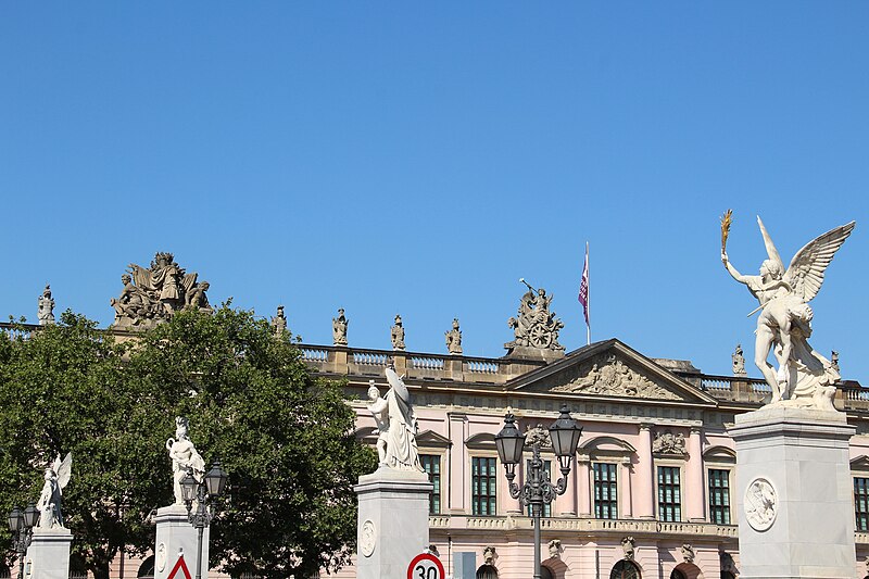 File:Berlin - Schlossbrücke.jpg