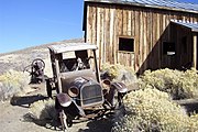 une cabane et une voiture abandonnées