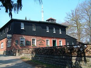 Bergwirtschaft på Bieleboh, i bakgrunnen observasjonstårnet