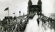 Vorschaubild für Datei:Bonn Rheinbrücke Einmarschparade 1918.jpg