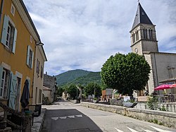 Bouvières - Traversée du village direction sud (mai 2022).jpg