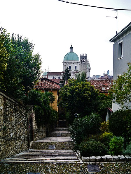 File:Brescia Via Barricate & Duomo nuovo.jpg